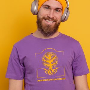 camiseta púrpura con logo