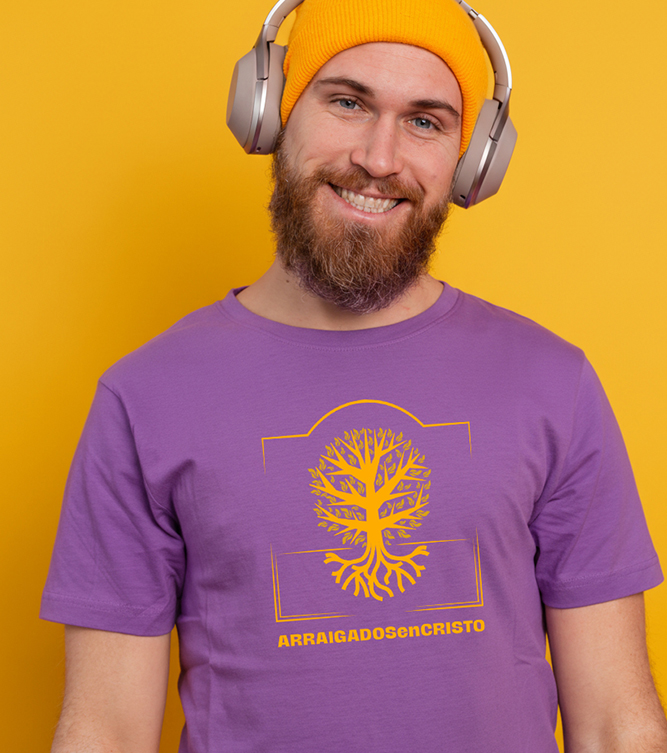 camiseta púrpura con logo